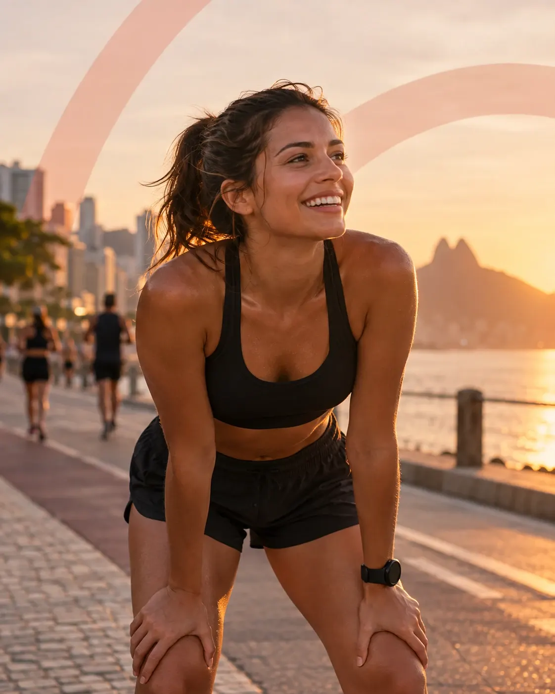 Corredora de rua depois do treino, cansada e feliz, ao pôr do sol, com os arcos da marca no céu