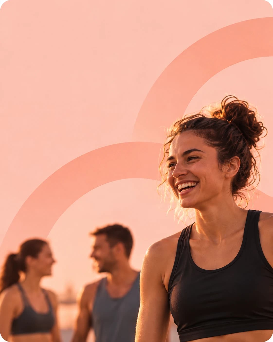 Atleta sorrindo depois do jogo, com amigos ao fundo